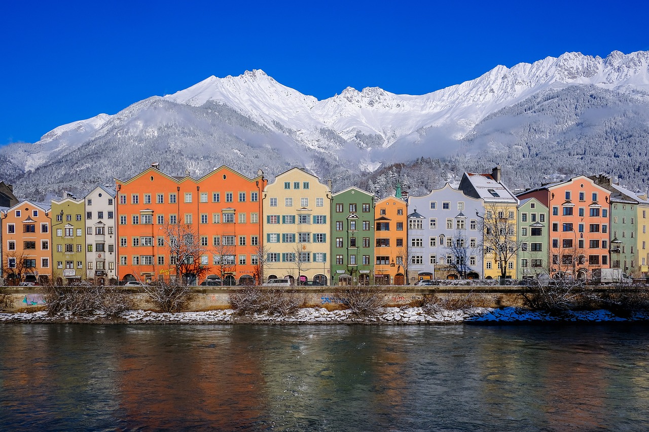 Kouzlo Innsbrucku tvoří kulisa Alp. Centrum Tyrolska je výchozím bodem do mnoha atraktivních směrů