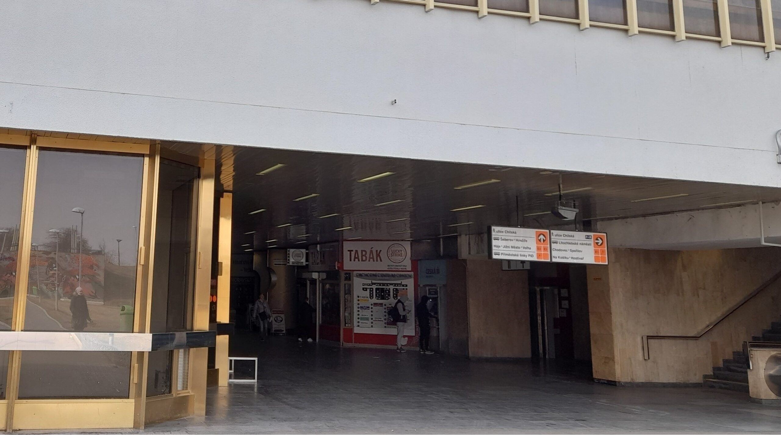 Praha, vstup do stanice metra Opatov