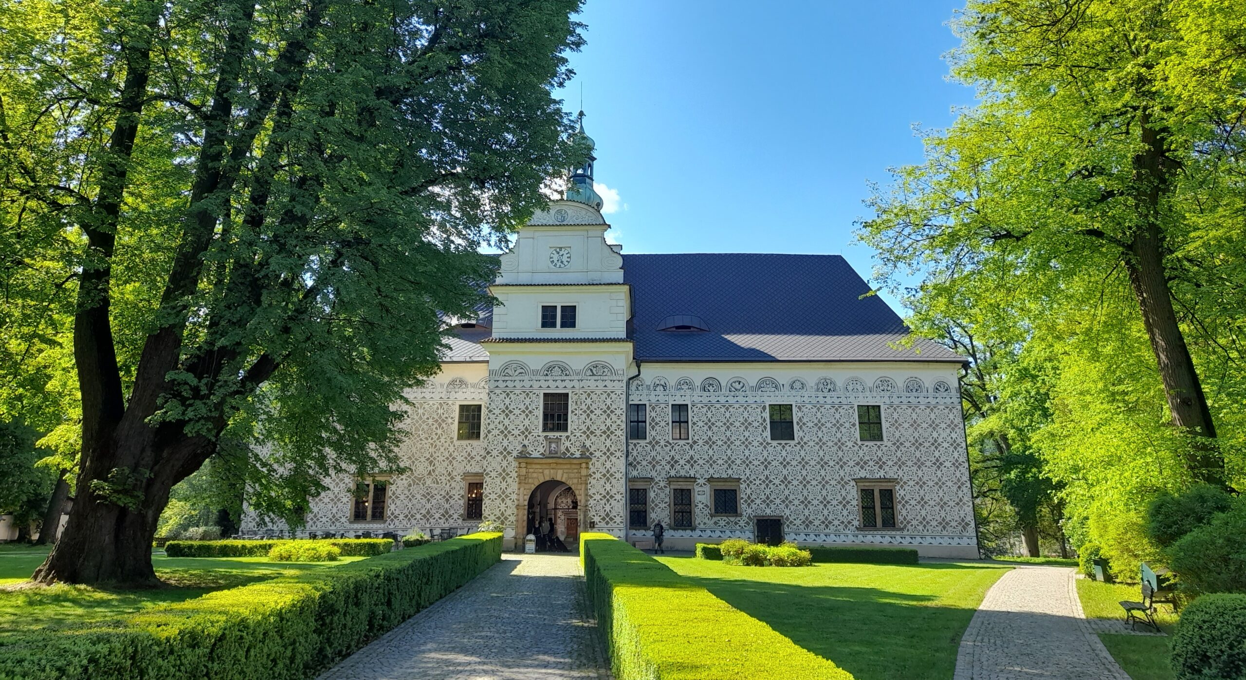 Doudleby nad Orlicí lákají turisty na nevelký, ale půvabný zámek