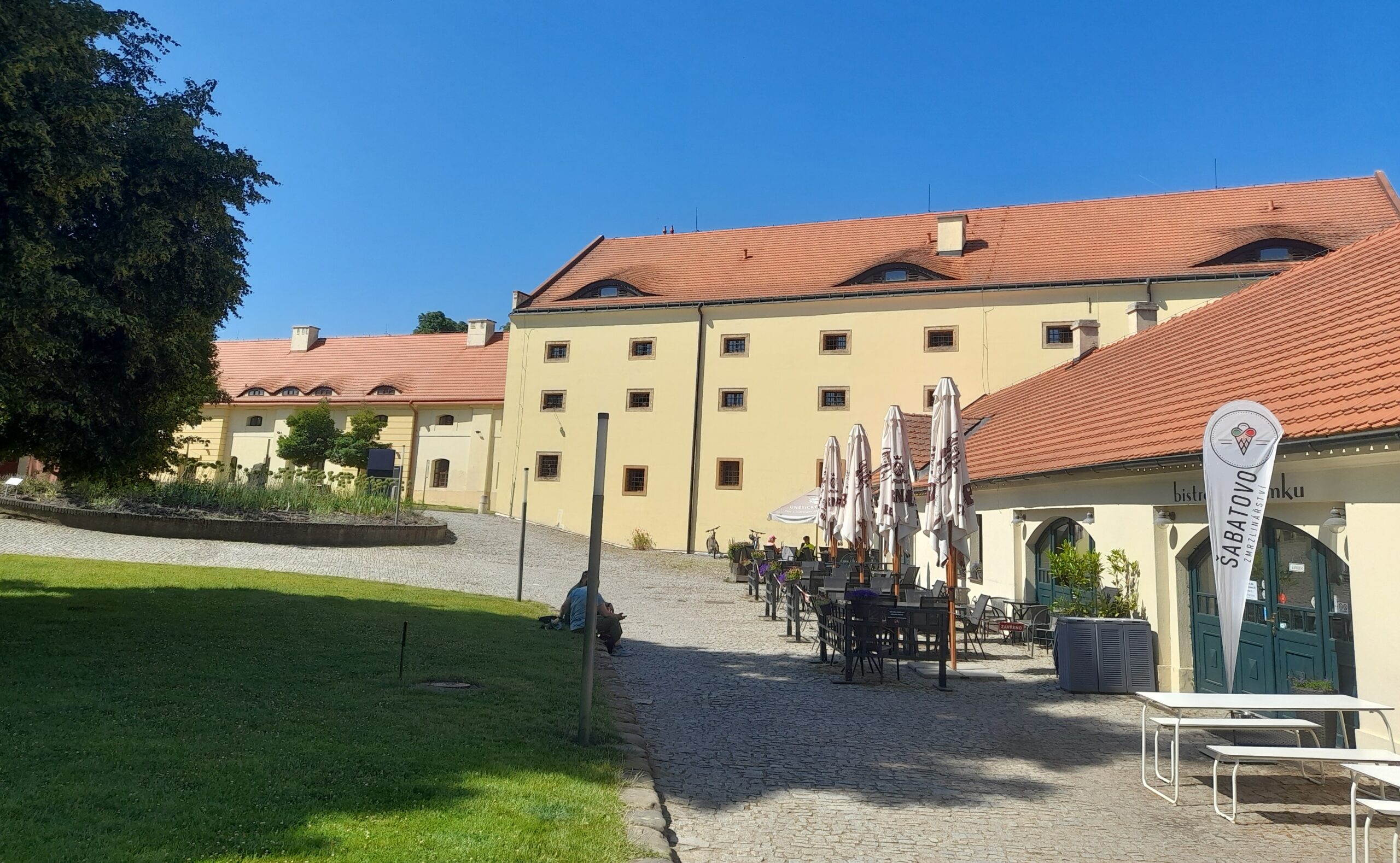 Ve Ctěnicích na okraji Prahy je romantický zámecký areál