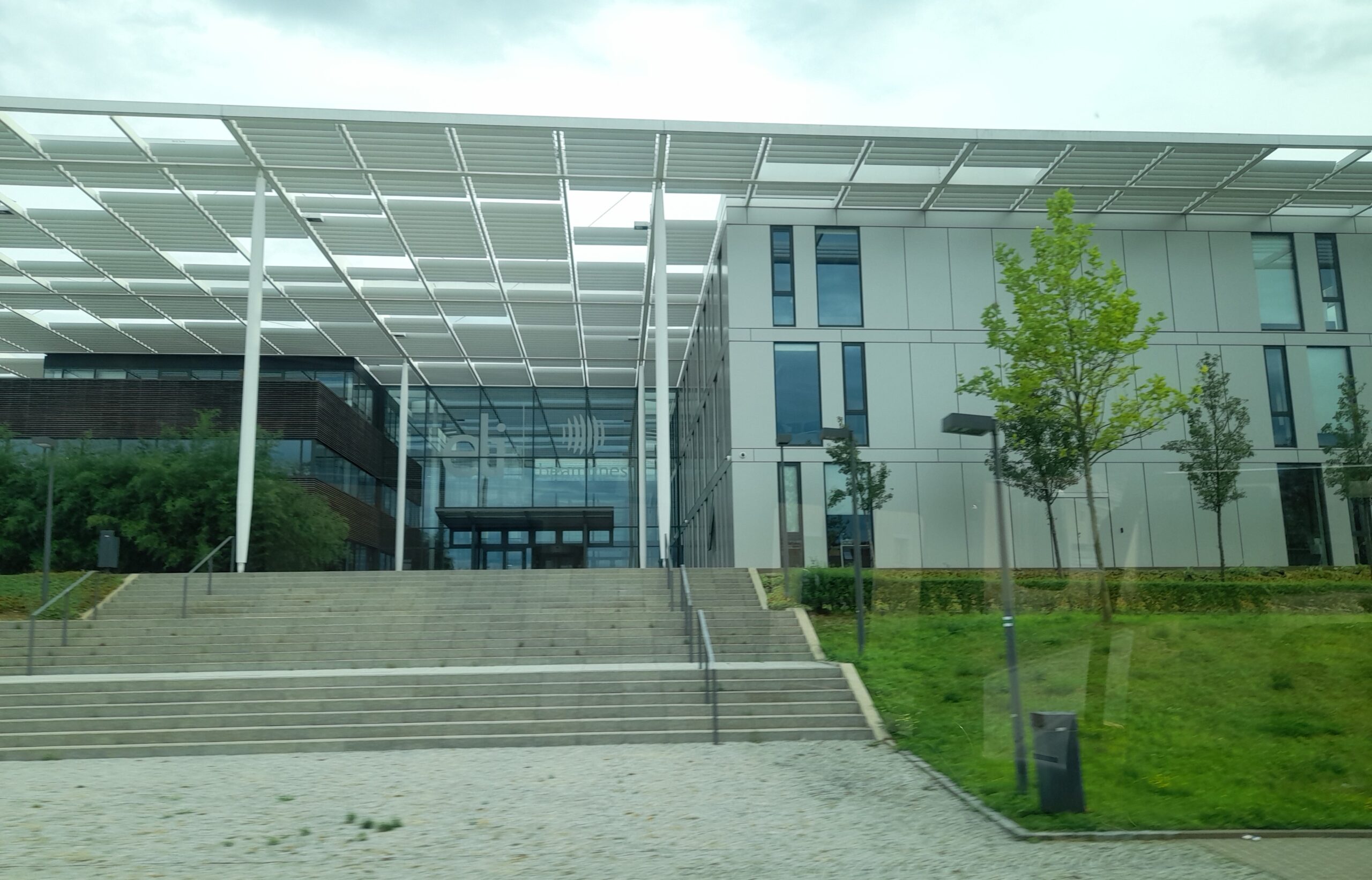 V Dolních Břežanech v sousedství Prahy vznikají architektonicky kvalitní stavby
