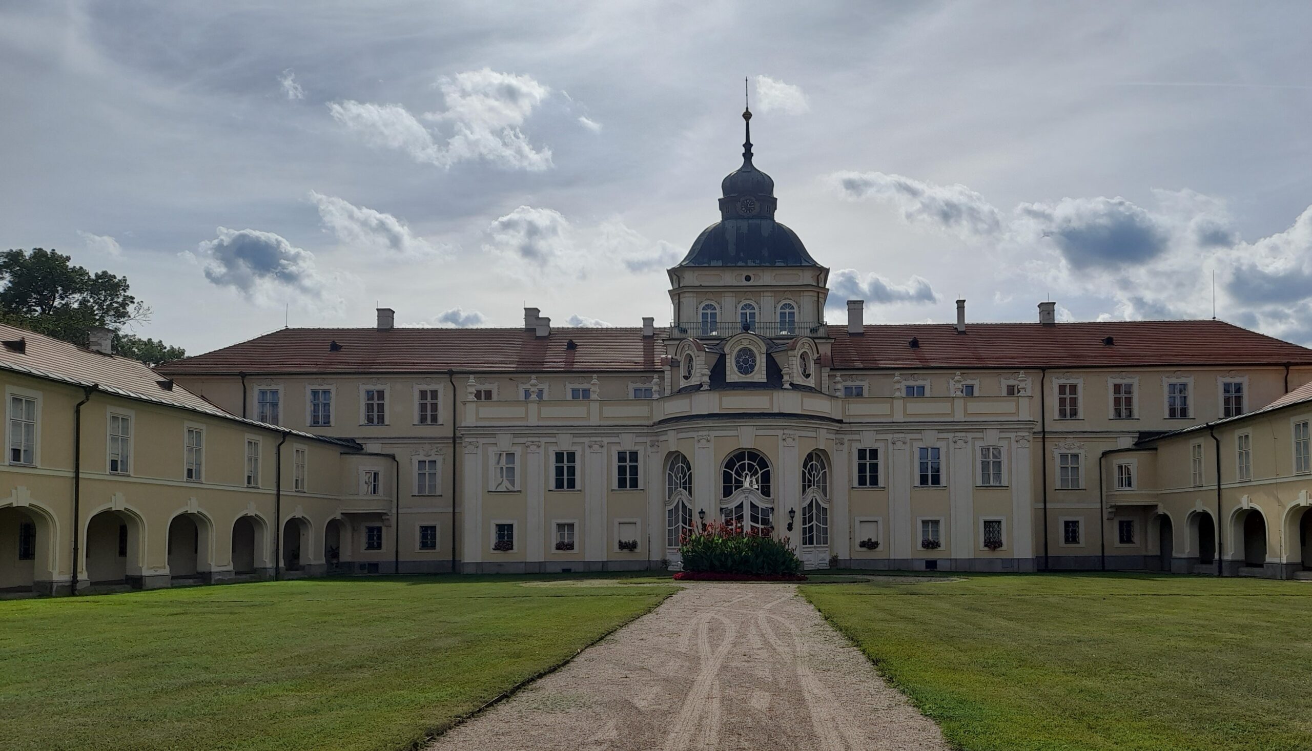 Dominantou města Hořovice je barokně-klasicistní zámek