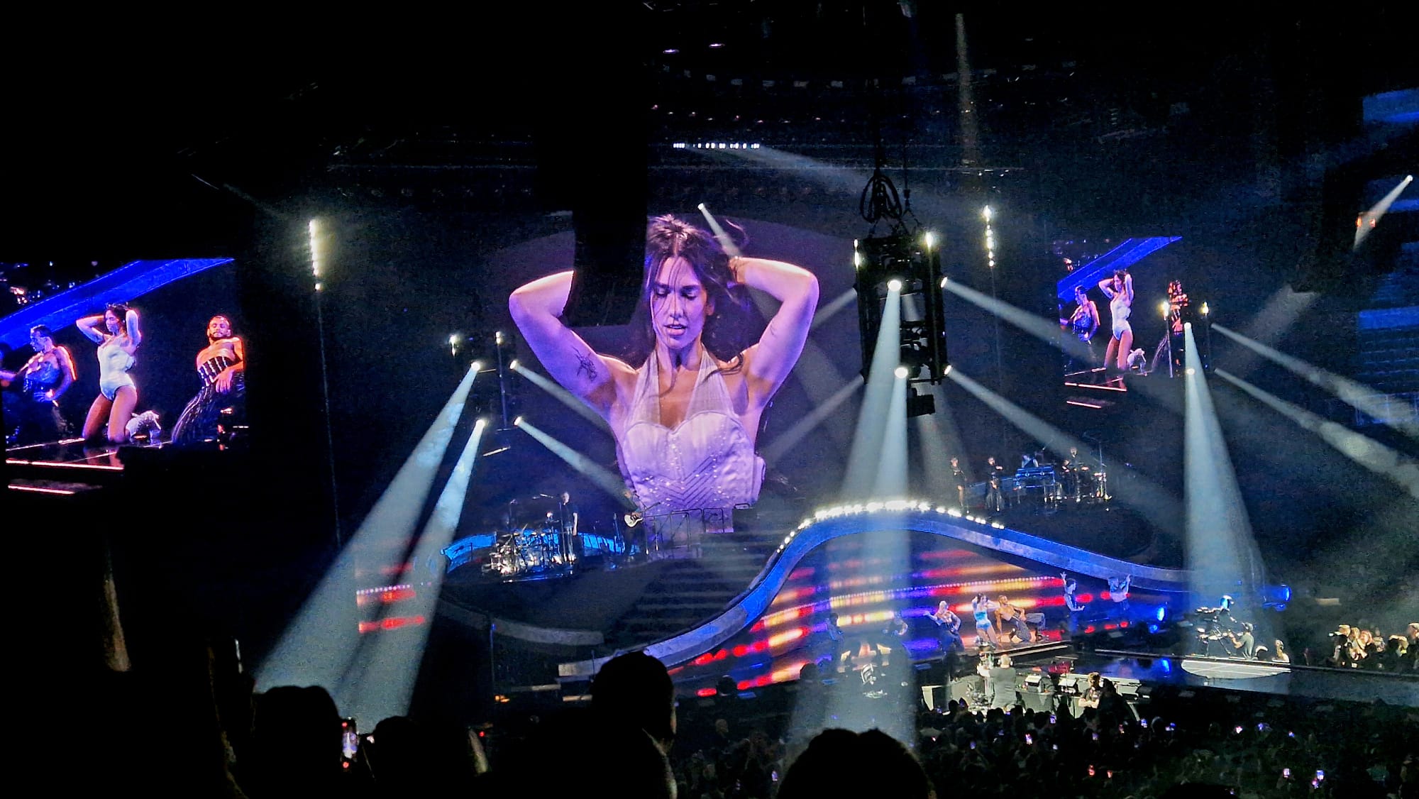 Dua Lipa povolala Farnou a Češi začali zjišťovat, kdo je zpěvačka