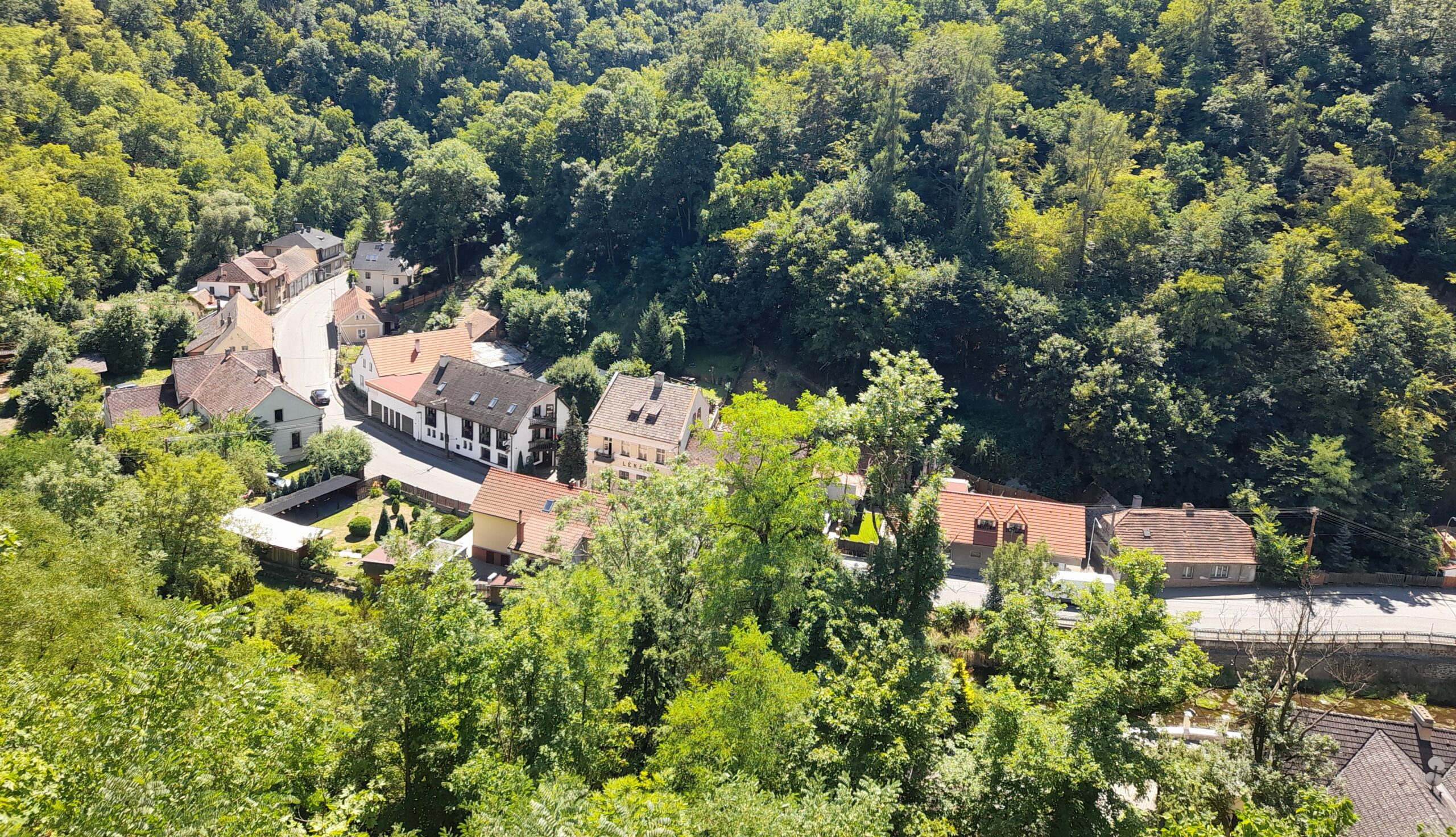Křivoklát – mohutný hrad, ale i malebná lesnatá krajina