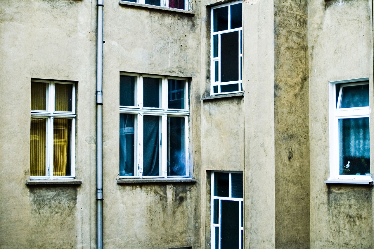 Vyloučené lokality jako sídliště hrůzy. Jak vznikl obchod s chudobou?