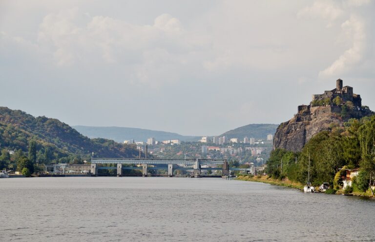 Ústí nad Labem, pohled na hrad Střekov
